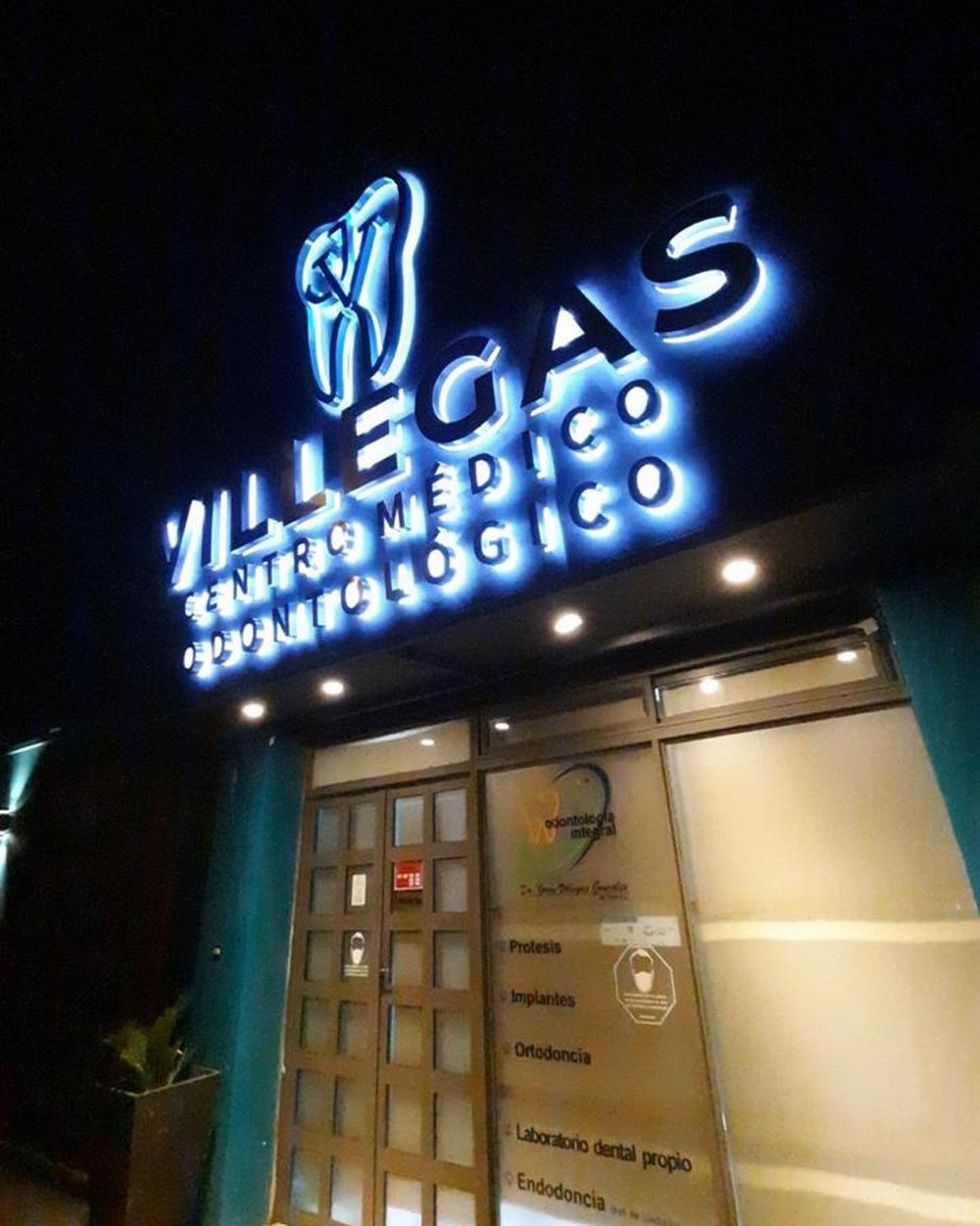 Cartel luminoso de Villegas Centro Médico y Odontológico de noche